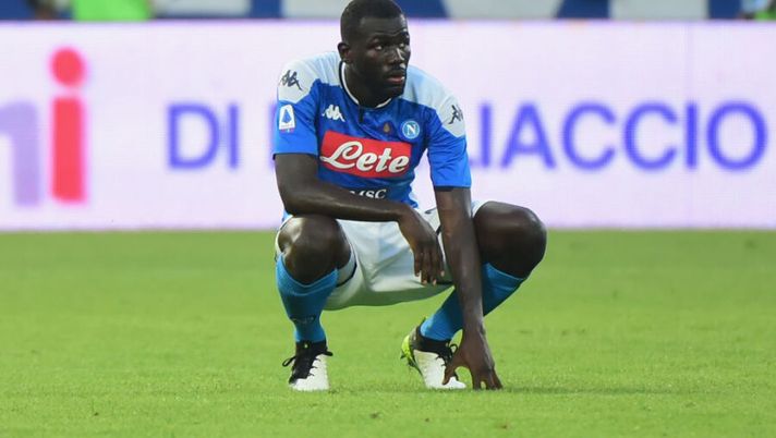 FERRARA, ITALY - OCTOBER 27: Kalidou Koulibaly of SSC Napoli looks disappointed during the Serie A match between SPAL and SSC Napoli at Stadio Paolo Mazza on October 27, 2019 in Ferrara, Italy. (Photo by Pier Marco Tacca/Getty Images) Napoli, Koulibaly è a rischio per l’Udinese: infortunio alla spalla - immagine 1