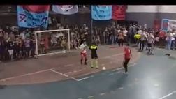 VIDEO/ Incredibile: l’attaccante sposta il portiere e para il rigore!