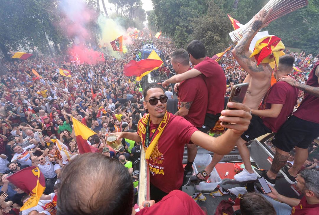 Roma, il popolo giallorosso in festa visto dal pullman della squadra – FOTO GALLERY - immagine 47
