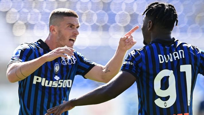 Atalanta's Colombian forward Duvan Zapata (R) celebrates with Atalanta's German defender Robin Gosens after scoring during the Italian Serie A football match Atalanta vs Cagliari on October 4, 2020 at the Atleti Azzurri d'Italia stadium in Bergamo. (Photo by MIGUEL MEDINA / AFP) (Photo by MIGUEL MEDINA/AFP via Getty Images) Atalanta, turnover ed emergenza totale a destra: le prove dalla difesa a Ilicic e Zapata - immagine 1