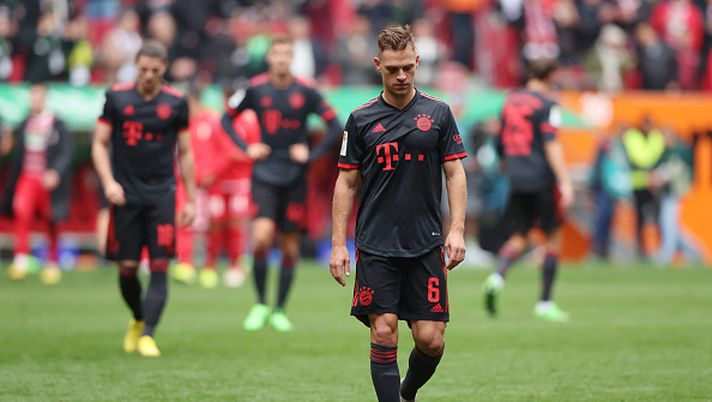 AUGSBURG, GERMANY - SEPTEMBER 17: Joshua Kimmich of Bayern Munich looks dejected following their sides defeat in the Bundesliga match between FC Augsburg and FC Bayern München at WWK-Arena on September 17, 2022 in Augsburg, Germany. (Photo by Alexander Hassenstein/Getty Images) Derby bavarese con sconfitta, Bayern 4 partite senza vittorie: non succedeva da 20 anni… - immagine 1