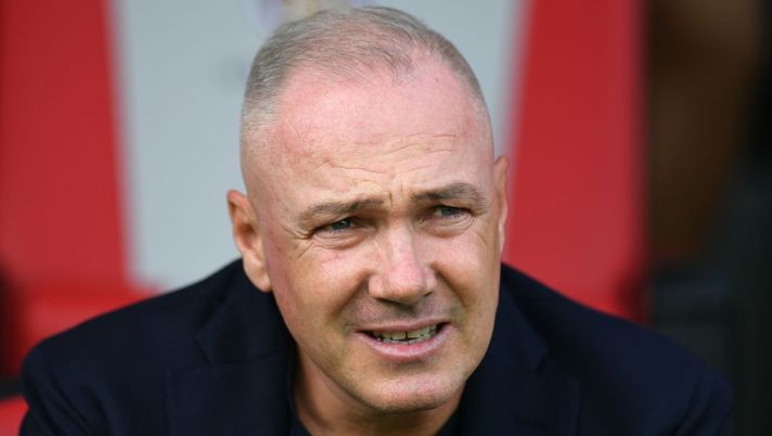 CREMONA, ITALY - SEPTEMBER 04: Massimo Alvini head coach of US Cremonese looks on during the Serie A match between US Cremonese and US Sassuolo at Stadio Giovanni Zini on September 04, 2022 in Cremona, Italy. (Photo by Alessandro Sabattini/Getty Images) Alvini: “Radu è un grande, è stato dipinto male! Chiriches, Dessers e come vedo Felix” - immagine 1