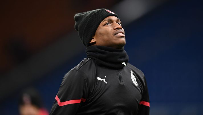 MILAN, ITALY - JANUARY 17: Rafael Leao of AC Milan warms up ahead before the Serie A match between AC Milan and Spezia Calcio at Stadio Giuseppe Meazza on January 17, 2022 in Milan, Italy. (Photo by Claudio Villa/AC Milan via Getty Images)
