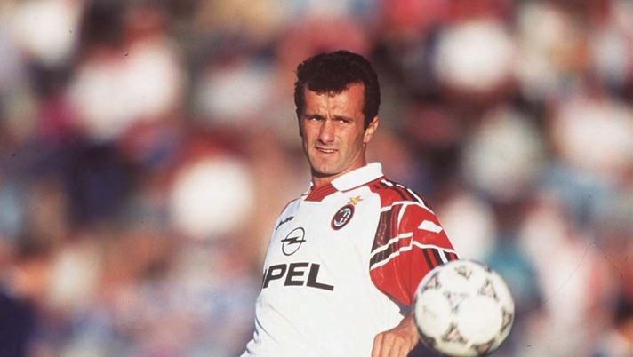 Dejan Savicevic con lamaglia del Milan (credits: GETTY Images) 