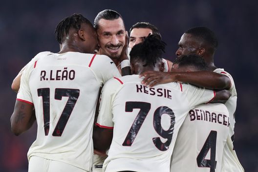 Zlatan Ibrahimovic esulta con i compagni dopo il gol segnato alla Roma. Zlatan Ibrahimovic esulta con i compagni dopo il gol segnato alla Roma.