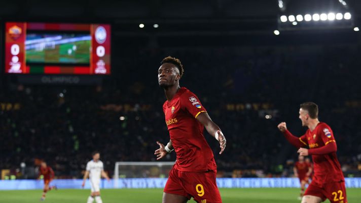 ROME, ITALY - MARCH 05: Tammy Abraham of Roma celebrates scoring his sides first goal during the Serie A match between AS Roma and Atalanta BC at Stadio Olimpico on March 05, 2022 in Rome, Italy. (Photo by Paolo Bruno/Getty Images) Sempre più Abraham, è il gladiatore della Roma di Mourinho - immagine 1