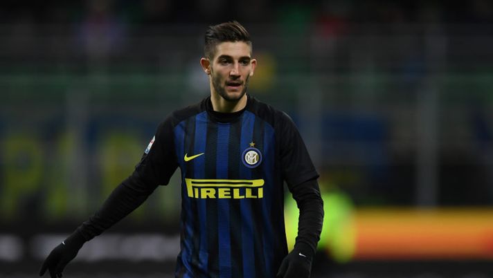 MILAN, ITALY - JANUARY 14: Roberto Gagliardini of FC Internazionale looks on during the Serie A match between FC Internazionale and AC ChievoVerona at Stadio Giuseppe Meazza on January 14, 2017 in Milan, Italy. (Photo by Valerio Pennicino/Getty Images) Inter, il centrocampo è totalmente nuovo. E così sarà dopo la sosta - immagine 1