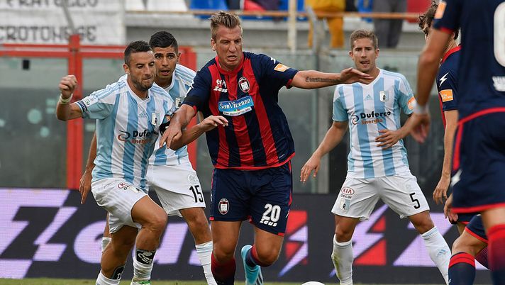CROTONE, ITALY - OCTOBER 05:  Maxi Lopez (C) Crotone during the Serie B match between FC Crotone and Virtus Entella at Stadio Comunale Ezio Scida on October 5, 2019 in Crotone, Italy.  (Photo by Getty Images/Getty Images) 