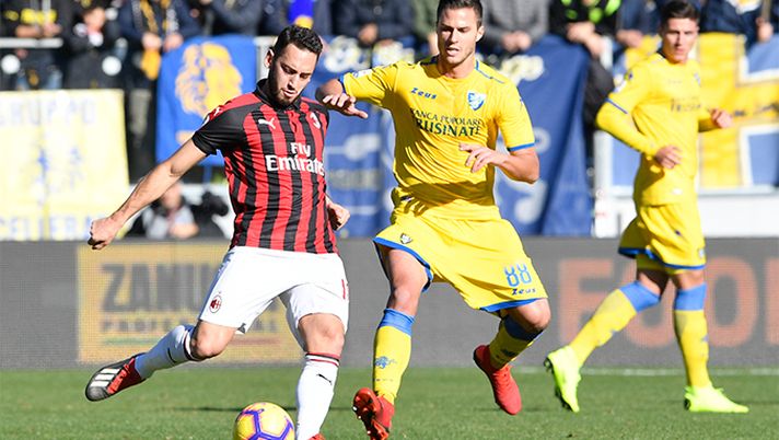 Hakan Calhanoglu durante Frosinone-Milan 0-0 (credits: acmilan.com) 