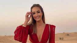 Viky Varga, eleganza e sensualità anche nel deserto. Vestito rosso per lady Pellé