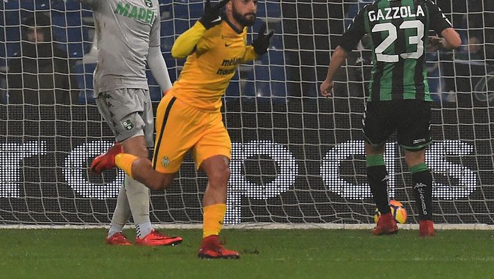 REGGIO NELL'EMILIA, ITALY - NOVEMBER 25: Daniele Verde of Hellas Verona FC celebrates after scoring goal 0-2 during the Serie A match between US Sassuolo and Hellas Verona FC at Mapei Stadium - Citta' del Tricolore on November 25, 2017 in Reggio nell'Emilia, Italy. (Photo by Giuseppe Bellini/Getty Images) REGGIO NELL'EMILIA, ITALY - NOVEMBER 25: Daniele Verde of Hellas Verona FC celebrates after scoring goal 0-2 during the Serie A match between US Sassuolo and Hellas Verona FC at Mapei Stadium - Citta' del Tricolore on November 25, 2017 in Reggio nell'Emilia, Italy. (Photo by Giuseppe Bellini/Getty Images)
