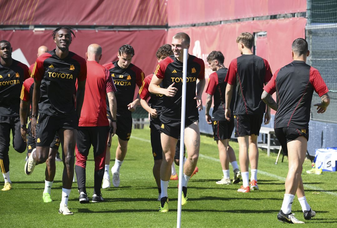 Trigoria, sorrisi e concentrazione nell’allenamento post derby – FOTOGALLERY - immagine 4