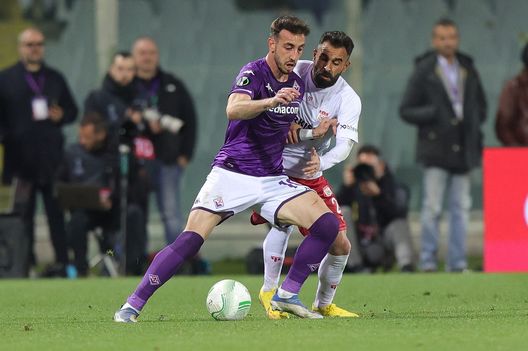FLORENCE, ITALY - MARCH 09: Gaetano Castrovilli of ACF Fiorentina in action against Murat Paluli of Sivasspor Kulübü during the UEFA Europa Conference League round of 16 leg one match between ACF Fiorentina and Sivasspor at Stadio Artemio Franchi on March 9, 2023 in Florence, Italy. (Photo by Gabriele Maltinti/Getty Images) Fiorentina