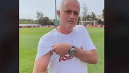 Mourinho, il tatuaggio è segreto: sarà per la Conference? | VIDEO