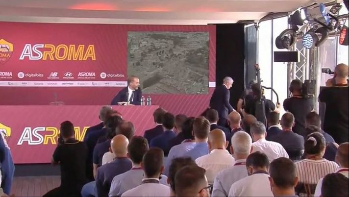 ? VIDEO – Mourinho fa subito show in conferenza: cos’ha fatto alla prima domanda - immagine 1