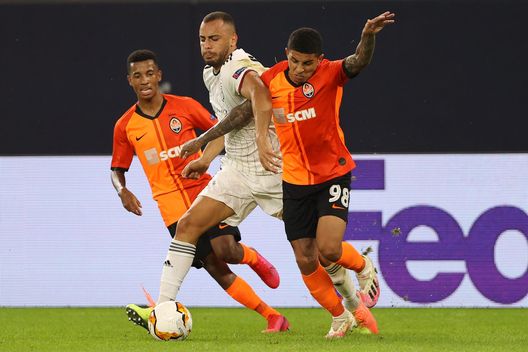 GELSENKIRCHEN, GERMANY - AUGUST 11: Arthur Cabral of FC Basel is challenged by Dodo of Shakhtar Donetsk during the UEFA Europa League Quarter Final between Shakhtar Donetsk and FC Basel at Veltins-Arena on August 11, 2020 in Gelsenkirchen, Germany. (Photo by Wolfgang Rattay/Pool via Getty Images) Ecco Dodò, un brasiliano in Ucraina: tra la guerra e la voglia di rivalsa- immagine 2