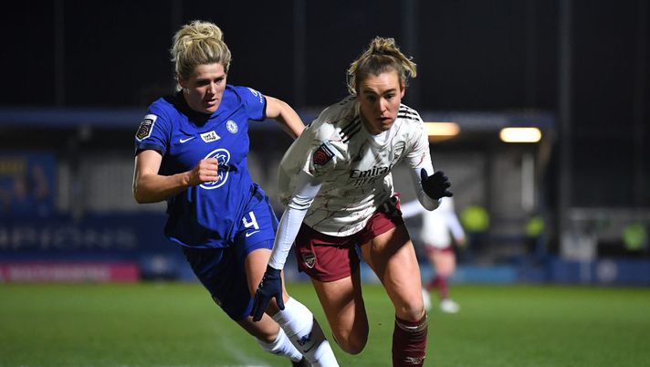 KINGSTON UPON THAMES, ENGLAND - FEBRUARY 10: Jill Roord of Arsenal battles for possession with Millie Bright of Chelsea during the Barclays FA Women's Super League match between Chelsea Women and Arsenal Women at Kingsmeadow on February 10, 2021 in Kingston upon Thames, England. Sporting stadiums around the UK remain under strict restrictions due to the Coronavirus Pandemic as Government social distancing laws prohibit fans inside venues resulting in games being played behind closed doors. (Photo by Justin Setterfield/Getty Images) KINGSTON UPON THAMES, ENGLAND - FEBRUARY 10: Jill Roord of Arsenal battles for possession with Millie Bright of Chelsea during the Barclays FA Women's Super League match between Chelsea Women and Arsenal Women at Kingsmeadow on February 10, 2021 in Kingston upon Thames, England. Sporting stadiums around the UK remain under strict restrictions due to the Coronavirus Pandemic as Government social distancing laws prohibit fans inside venues resulting in games being played behind closed doors. (Photo by Justin Setterfield/Getty Images)