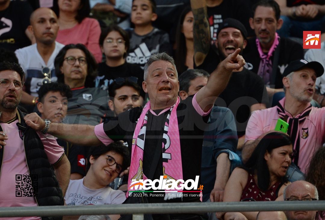 Fototifo, i tifosi allo stadio per Palermo-Feralpisaló 1-0 (gallery) - immagine 194