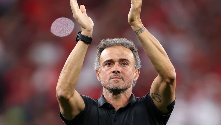 AL RAYYAN, QATAR - DECEMBER 06: Luis Enrique, Head Coach of Spain, applauds fans after their defeat through the penalty shootout during the FIFA World Cup Qatar 2022 Round of 16 match between Morocco and Spain at Education City Stadium on December 06, 2022 in Al Rayyan, Qatar. (Photo by Julian Finney/Getty Images) Luis Enrique