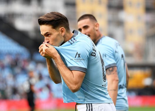 VIGO, SPAIN - MAY 15: Denis Suarez of RC Celta de Vigo celebrates scoring their side's first goal during the LaLiga Santander match between RC Celta de Vigo and Elche CF at Abanca-Balaídos on May 15, 2022 in Vigo, Spain. (Photo by Octavio Passos/Getty Images) Nome nuovo dalla Spagna: piace un centrocampista del Celta Vigo- immagine 2