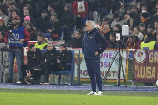 ROME, ITALY - JANUARY 15: AS Roma coach Josè Mourinho during the Serie A match between AS Roma and ACF Fiorentina at Stadio Olimpico on January 15, 2023 in Rome, Italy. (Photo by Fabio Rossi/AS Roma via Getty Images) La chiave tattica: così Mourinho ha chiuso gli spazi alla Fiorentina- immagine 2