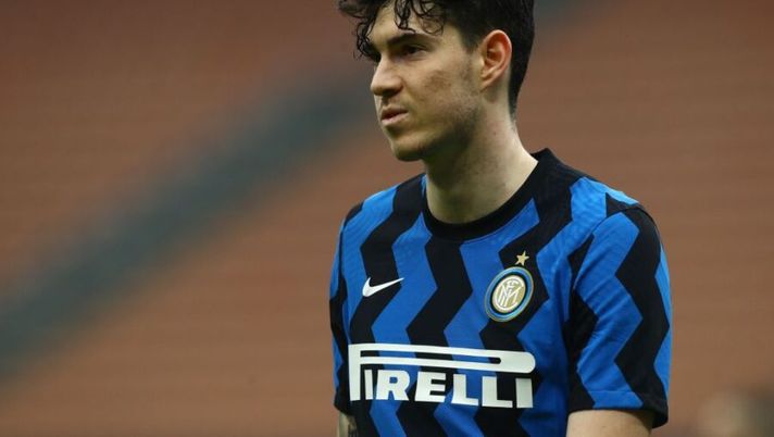 MILAN, ITALY - FEBRUARY 21: Alessandro Bastoni of FC Internazionale looks on during the Serie A match between AC Milan and FC Internazionale at Stadio Giuseppe Meazza on February 21, 2021 in Milan, Italy. (Photo by Marco Luzzani/Getty Images) UFFICIALE – Rinnovo importante per l’Inter: ecco la firma e l’annuncio per Bastoni - immagine 1