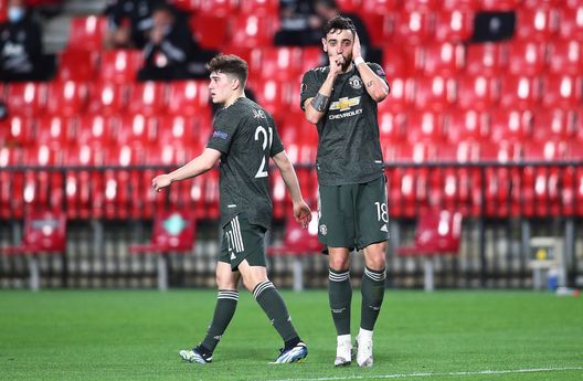 GRANADA, SPAIN - APRIL 08: Bruno Fernandes of Manchester United celebrates scoring a goal with team mates during the UEFA Europa League Quarter Final First Leg match between Granada CF and Manchester United at Nuevo Estadio de Los Carmenes on April 08, 2021 in Granada, Spain. Sporting stadiums around Europe remain under strict restrictions due to the Coronavirus Pandemic as Government social distancing laws prohibit fans inside venues resulting in games being played behind closed doors. (Photo by Fran Santiago/Getty Images) GRANADA, SPAIN - APRIL 08: Bruno Fernandes of Manchester United celebrates scoring a goal with team mates during the UEFA Europa League Quarter Final First Leg match between Granada CF and Manchester United at Nuevo Estadio de Los Carmenes on April 08, 2021 in Granada, Spain. Sporting stadiums around Europe remain under strict restrictions due to the Coronavirus Pandemic as Government social distancing laws prohibit fans inside venues resulting in games being played behind closed doors. (Photo by Fran Santiago/Getty Images)