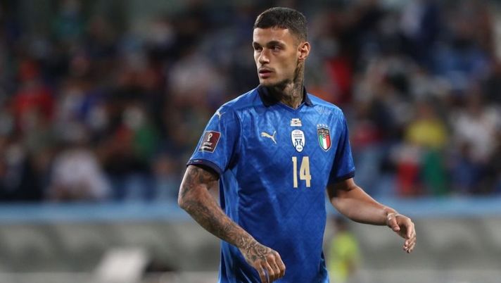 REGGIO NELL'EMILIA, ITALY - SEPTEMBER 08: Gianluca Scamacca of Italy looks on during the 2022 FIFA World Cup Qualifier match between Italy and Lithuania at Mapei Stadium - Citta' del Tricolore on September 08, 2021 in Reggio nell'Emilia, . (Photo by Marco Luzzani/Getty Images) Sky: “Scamacca in partenza verso Londra: lo aspetta il West Ham. Domani visite e firma” - immagine 1