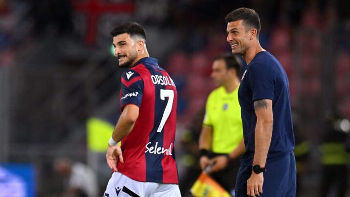 BOLOGNA, ITALY - SEPTEMBER 02: Riccardo Orsolini of Bologna (obscured) reacts with Thiago Motta, Head Coach of Bologna, during the Serie A TIM match between Bologna FC and Cagliari Calcio at Stadio Renato Dall'Ara on September 02, 2023 in Bologna, Italy. (Photo by Alessandro Sabattini/Getty Images) Motta: “Orsolini sfortunato e c’è un altro rigorista. Karlsson, colpi da fuoriclasse. Zirkzee e Fabbian…” - immagine 1