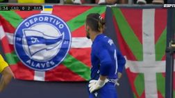VIDEO / Defibrillatore lanciato in curva dal portiere per salvare un tifoso