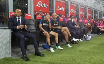  MILAN, ITALY - AUGUST 20: FC Internazionale Milano coach Luciano Spalletti (L) looks on before the Serie A match between FC Internazionale and ACF Fiorentina at Stadio Giuseppe Meazza on August 20, 2017 in Milan, Italy. (Photo by Marco Luzzani - Inter/Inter via Getty Images)