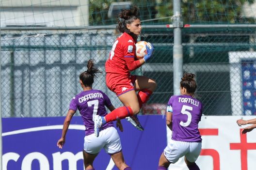 FLORENCE, ITALY - OCTOBER 01: Rachele Baldi goalkeeper of ACF Fiorentina Women in action during the match between ACF Fiorentina Women and US Sassuolo Women Serie A on October 1, 2022 in Florence, Italy. (Photo by Gabriele Maltinti/Getty Images) Fiorentina Femminile, Baldi: “Non poteva esserci giornata migliore. Avanti così”- immagine 2