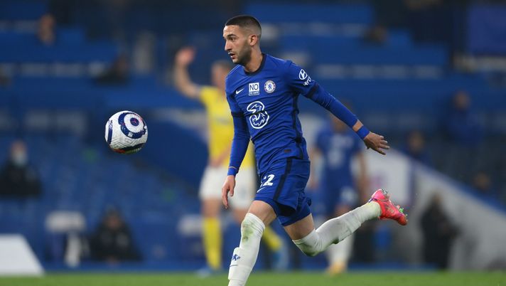 LONDON, ENGLAND - APRIL 20: Hakim Ziyech of Chelsea in action during the Premier League match between Chelsea and Brighton & Hove Albion at Stamford Bridge on April 20, 2021 in London, England. Sporting stadiums around the UK remain under strict restrictions due to the Coronavirus Pandemic as Government social distancing laws prohibit fans inside venues resulting in games being played behind closed doors. (Photo by Mike Hewitt/Getty Images) Milan, concorrenza per Ziyech: anche il Marsiglia lo ha messo nel mirino - immagine 1