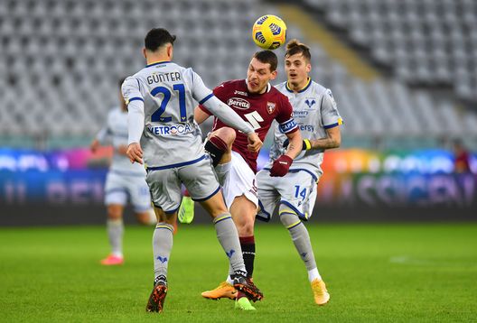  TURIN, ITALY - JANUARY 06: Andrea Belotti of Torino F.C. battles for possession with Koray Guenter of Hellas Verona F.C. during the Serie A match between Torino FC and Hellas Verona FC at Stadio Olimpico di Torino on January 06, 2021 in Turin, Italy. Sporting stadiums around Italy remain under strict restrictions due to the Coronavirus Pandemic as Government social distancing laws prohibit fans inside venues resulting in games being played behind closed doors. (Photo by Valerio Pennicino/Getty Images) 