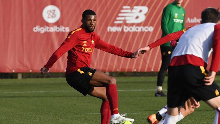 Roma, ripresa a Trigoria: Dybala in gruppo. Test con la Primavera per Wijnaldum - immagine 1