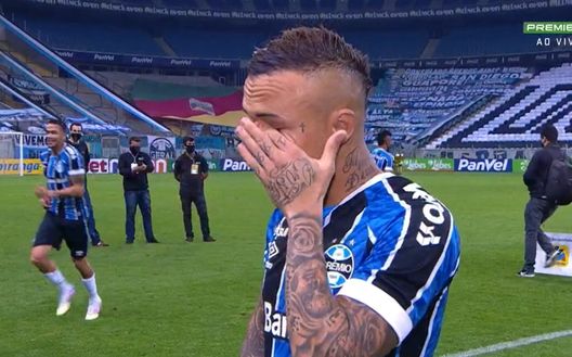 Everton Sousa Soares al termine del derby di Porto Alegre Everton Sousa Soares al termine del derby di Porto Alegre