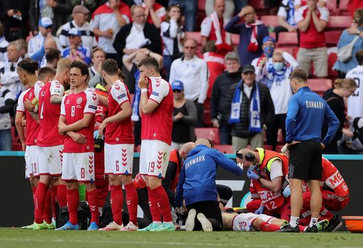 COPENHAGEN, DENMARK - JUNE 12: Thomas Delaney of Denmark and team mates surround Christian Eriksen (Hidden) of Denmark as he receives medical treatment during the UEFA Euro 2020 Championship Group B match between Denmark and Finland on June 12, 2021 in Copenhagen, Denmark. (Photo by Friedemann Vogel - Pool/Getty Images) 