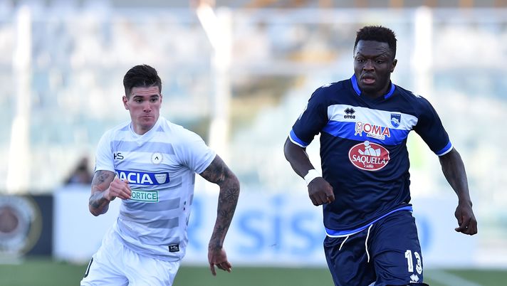 Il centrocampista del Pescara Muntari durante il match contro l'Udinese.  