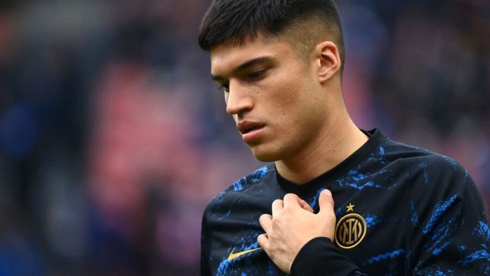 Inter Milan's Argentine forward Joaquin Correa looks on prior to the Italian Serie A football match between Inter and Udinese on October 31, 2021 at the San Siro stadium in Milan. (Photo by Marco BERTORELLO / AFP) (Photo by MARCO BERTORELLO/AFP via Getty Images) Inter, la Gazzetta: “Correa ora in pole su Sanchez. Così cambia il ruolo di Calhanoglu” - immagine 1