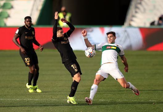  ELCHE, SPAIN - JANUARY 24: Lucas Boye of Elche CF and Jordi Alba of FC Barcelona battle for possession during the La Liga Santander match between Elche CF and FC Barcelona at Estadio Martinez Valero on January 24, 2021 in Elche, Spain. Sporting stadiums around Spain remain under strict restrictions due to the Coronavirus Pandemic as Government social distancing laws prohibit fans inside venues resulting in games being played behind closed doors. (Photo by Angel Martinez/Getty Images) 