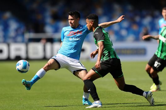 NAPLES, ITALY - APRIL 30: Hirving Lozano of SSC Napoli vies with Rogerio of US Sassuolo during the Serie A match between SSC Napoli and US Sassuolo at Stadio Diego Armando Maradona on April 30, 2022 in Naples, Italy. (Photo by Francesco Pecoraro/Getty Images) Lozano: “Quando ho subito l’infortunio al collo ho temuto che la mia carriera fosse finita”- immagine 2