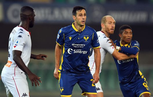 VERONA, ITALY - OCTOBER 19: Nikola Kalinic of Hellas Verona looks on during the Serie A match between Hellas Verona FC and Genoa CFC at Stadio Marcantonio Bentegodi on October 19, 2020 in Verona, Italy. (Photo by Alessandro Sabattini/Getty Images) Juve, il focus sull’avversario di domani: il Verona di Tudor- immagine 2