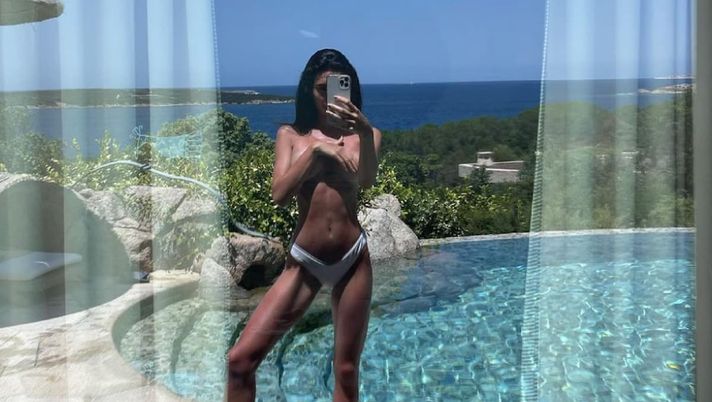 Michelle Sander, l’ultimo scatto è da urlo: topless allo specchio, fan in delirio  Michelle Sander, l’ultimo scatto è da urlo: topless allo specchio, fan in delirio