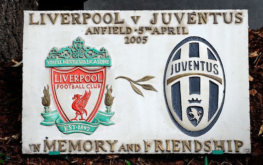 TURIN, ITALY - MAY 29: The Heysel commemorative ceremony on May 29, 2010 in Turin, Italy. The ceremony remembers the disaster 25 years ago at Heysel Stadium when a wall collapsed before a Juventus - Liverpool match and 39 people were killed and 600 were injured. (Photo by Claudio Villa/Getty Images) Lo sport e l’11 settembre: quando “The show must go on”- immagine 2