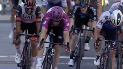 Giro d’Italia, momento magico per Démare che vince a Cuneo