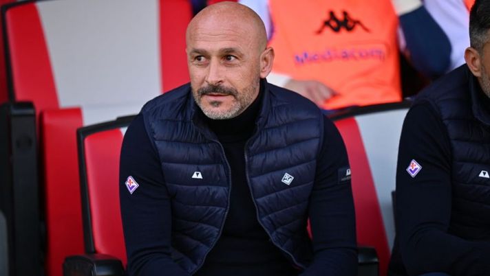 CREMONA, ITALY - MARCH 12: Coach Vincenzo Italiano af ACF Fiorentina reacts before the Serie A match between US Cremonese and ACF Fiorentina at Stadio Giovanni Zini on March 12, 2023 in Cremona, Italy. (Photo by Marco M. Mantovani/Getty Images) Italiano: “Cabral ora ha cambiato le scarpe! Mandragora, Jovic, Sirigu, Dodo…” - immagine 1