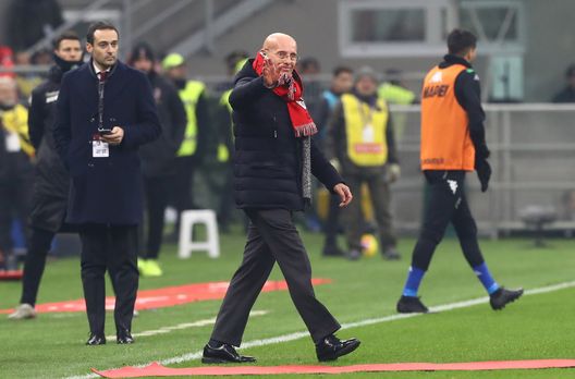 Arrigo Sacchi, ex allenatore del Milan, sul prato di San Siro Arrigo Sacchi, ex allenatore del Milan, sul prato di San Siro