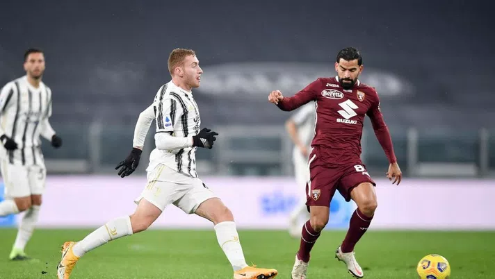 TURIN, ITALY - DECEMBER 05: Dejan Kulusevski of Juventus competes for the ball with Tomas Eduardo Rincon of Torino FC during the Serie A match between Juventus and Torino FC at Allianz Stadium on December 05, 2020 in Turin, Italy. (Photo by Daniele Badolato - Juventus FC/Juventus FC via Getty Images)