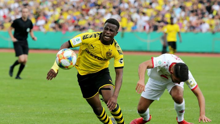 DORTMUND, GERMANY - JUNE 16: Yusuf Sahin Oernek of Koeln (R) fouls Youssoufa Moukoko of Dortmund in the penalty area during the B-Juniors Bundesliga Final match between Borussia Dortmund and 1. FC Koeln at Stadium Rote Erde on June 16, 2019 in Dortmund, Germany. (Photo by Christof Koepsel/Bongarts/Getty Images) DORTMUND, GERMANY - JUNE 16: Yusuf Sahin Oernek of Koeln (R) fouls Youssoufa Moukoko of Dortmund in the penalty area during the B-Juniors Bundesliga Final match between Borussia Dortmund and 1. FC Koeln at Stadium Rote Erde on June 16, 2019 in Dortmund, Germany. (Photo by Christof Koepsel/Bongarts/Getty Images)