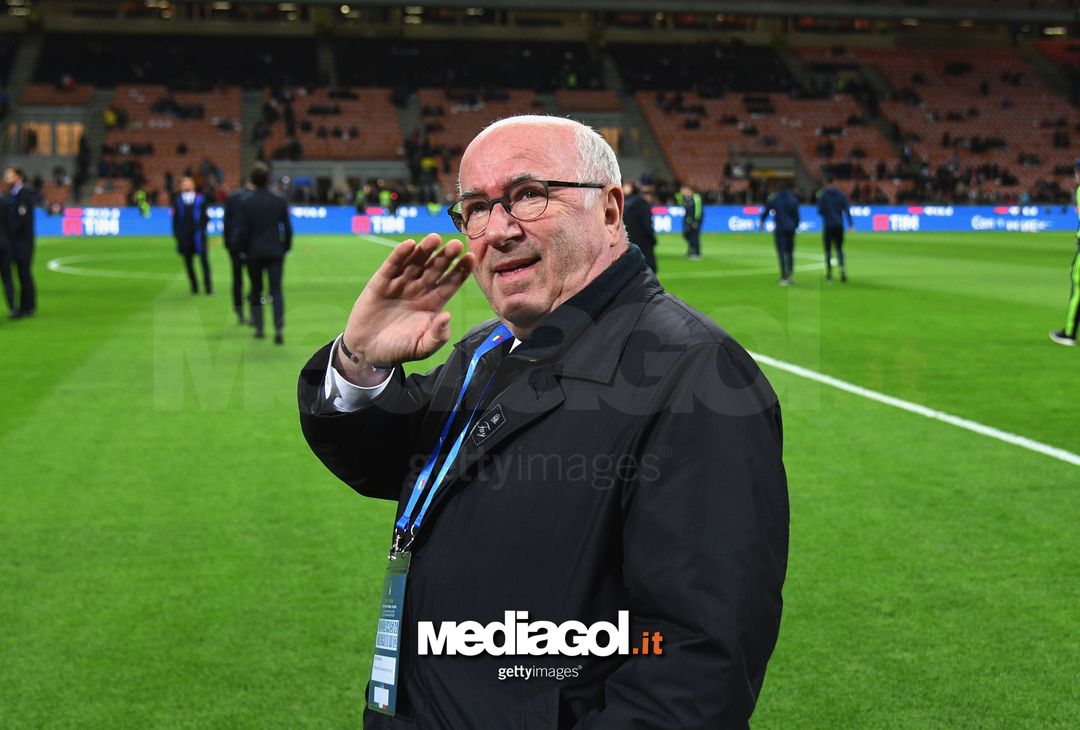 MILAN, ITALY - NOVEMBER 13:   President FIGC Carlo Tavecchio inspect the pitch prior to the FIFA 2018 World Cup Qualifier Play-Off: Second Leg between Italy and Sweden at San Siro Stadium on November 13, 2017 in Milan, Sweden.  (Photo by Claudio Villa/Getty Images) 